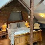 Georgian House With Hot Tub Right On The River! *