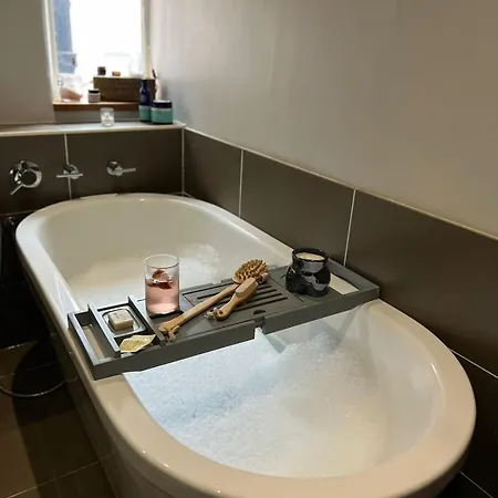 빌라 Georgian House With Hot Tub Right On The River! *