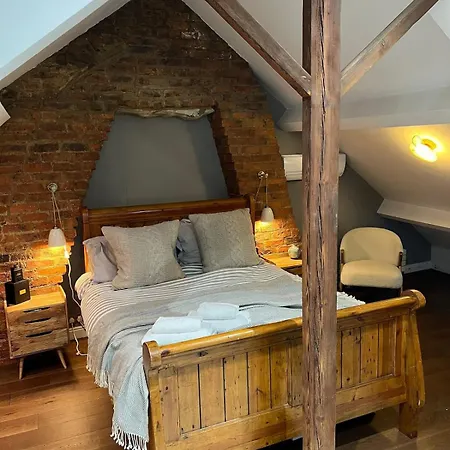 빌라 Georgian House With Hot Tub Right On The River! 태드캐스터