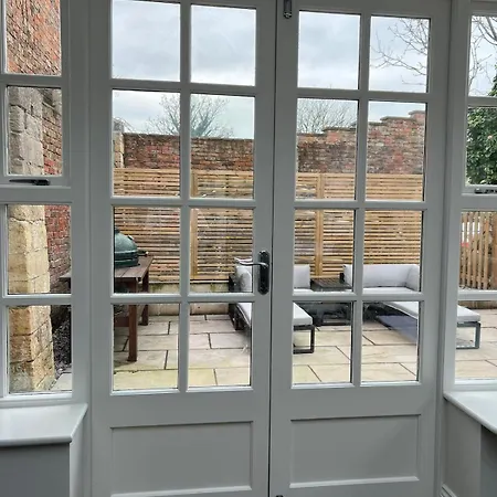 Georgian House With Hot Tub Right On The River! Tadcaster