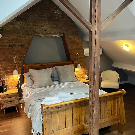 Georgian House With Hot Tub Right On The River! *